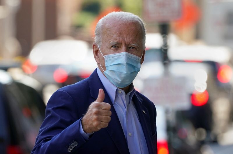 &copy; Reuters. FILE PHOTO: Joe Biden gives a thumbs up in Delaware