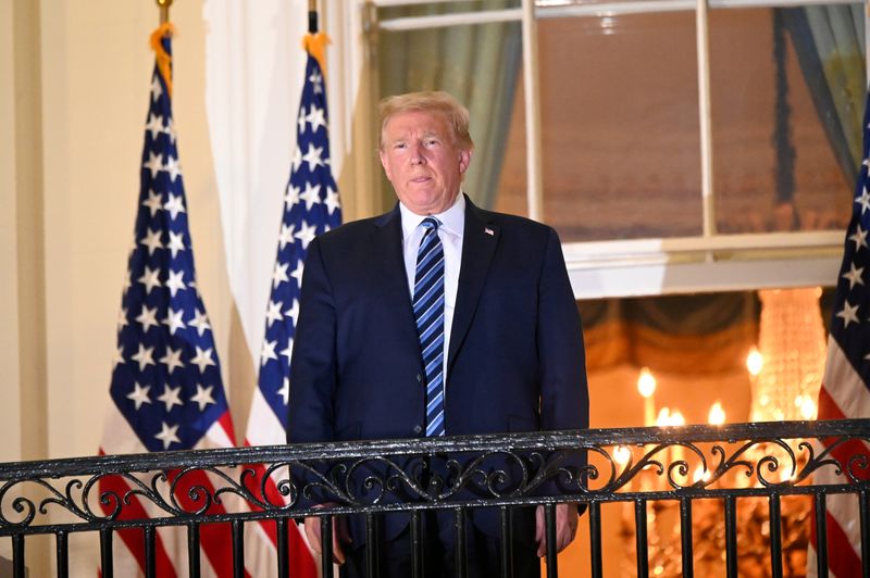 © Reuters. FILE PHOTO: U.S. President Donald Trump returns to the White House after being hospitalized at Walter Reed Medical Center for coronavirus disease (COVID-19), in Washington