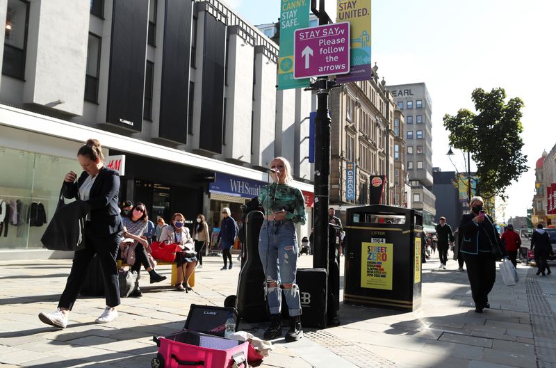 &copy; Reuters. FOTO DE ARCHIVO: Una mujer actuando en la calle en Newcastle