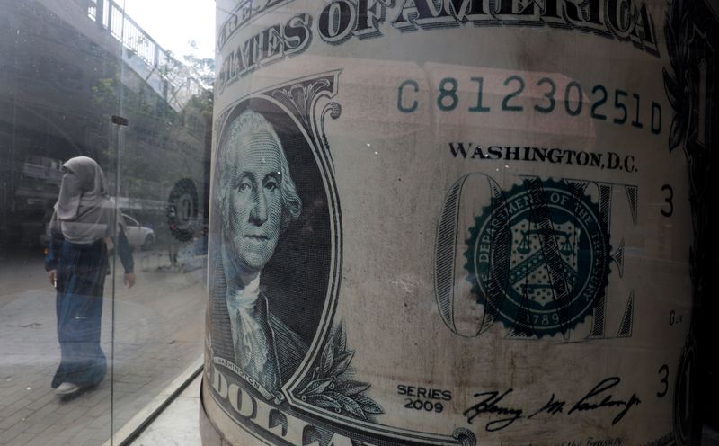 Доллар снижается на фоне ожиданий победы Байдена