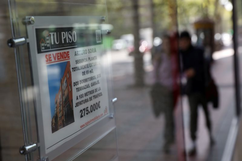 &copy; Reuters. FOTO DE ARCHIVO: Cartel de &quot;se vende&quot; en el escaparate de una agencia inmobiliaria en Madrid