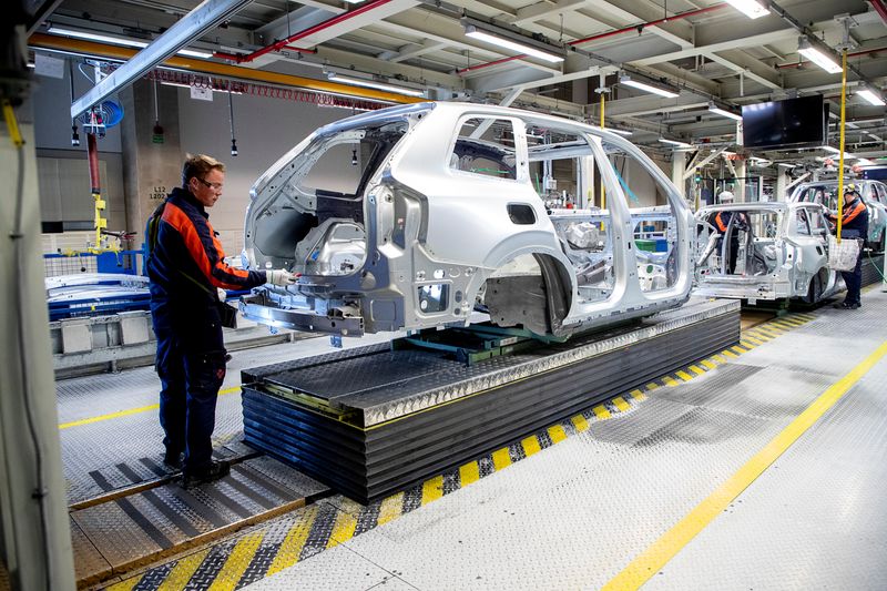 &copy; Reuters. FILE PHOTO: Volvo Cars factory to restart the production after a standstill, in Torslanda, Gothenburg