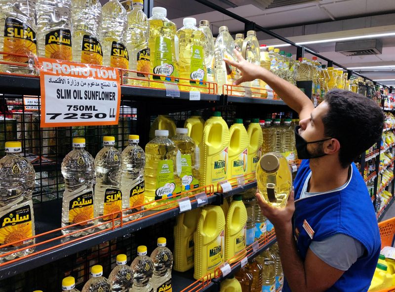 &copy; Reuters. A worker arranges bottles of oil inside inside a supermarket in Beirut