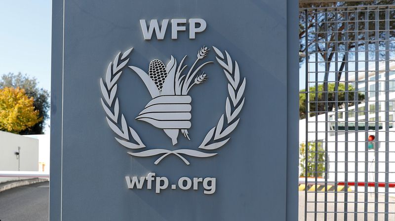 &copy; Reuters. Logo del Programma alimentare mondiale (World Food Program in inglese) davanti alla sede di Roma, fotografato dopo la vittoria del Nobel per la Pace da parte dell&apos;agenzia Onu