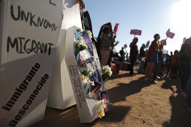 © Reuters. FILE PHOTO: People protest outside the ICE immigration detention center in Adelanto