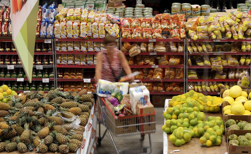 © Reuters. Consumidora faz compras em supermercado de São Paulo