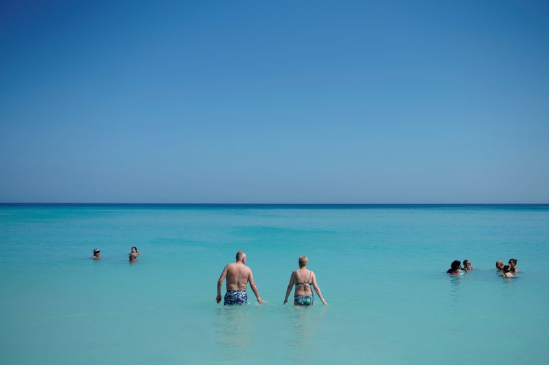 © Reuters. FOTO DE ARCHIVO: Turistas disfrutando de la playa en Varadero