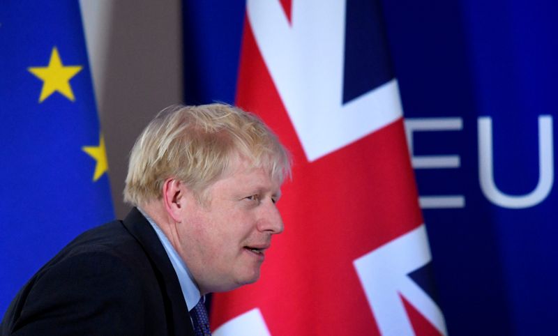 &copy; Reuters. Foto de archivo del primer ministro británico, Boris Johnson, en una rueda de prensa en Bélgica con las banderas británica y de la UE de fondo