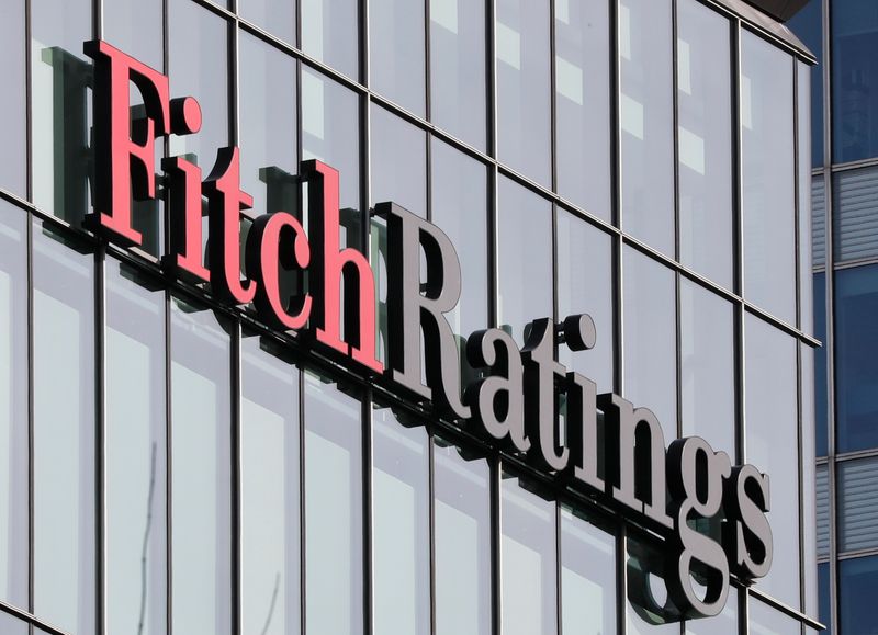 &copy; Reuters. Il logo Fitch Ratings presso la sede nel distretto finanziario di Canary Wharf a Londra