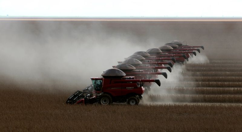 &copy; Reuters. Equipamentos trabalham na colheita de soja em Cuiabá, no Mato Grosso