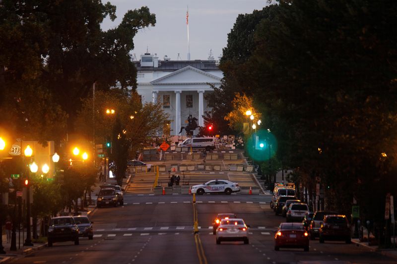 &copy; Reuters. The White House is seen at sunrise from Scott Circle in Washington