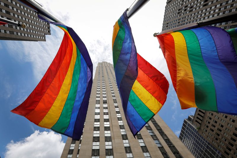 © Reuters. Bandeiras do arco-íris no Rockfeller Center, em Nova York