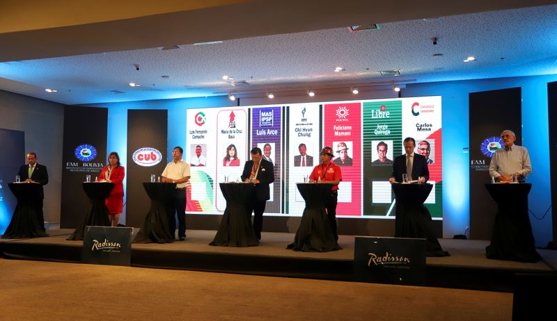 &copy; Reuters. Candidatos à presidência da Bolívia durante debate em Santa Cruz; da esquerda para a direita: Maria Baya, Luis Arce, Chi Hyun Chung, Feliciano Mamani, Jorge  Quiroga e Carlos Mesa