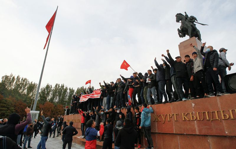 &copy; Reuters. Demonstrators from rival political groups attend a rally in Bishkek