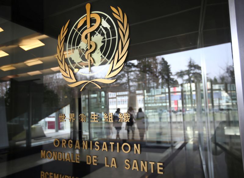 &copy; Reuters. Imagen de archivo del logo de la OMS en su sede en Ginebra, Suiza.