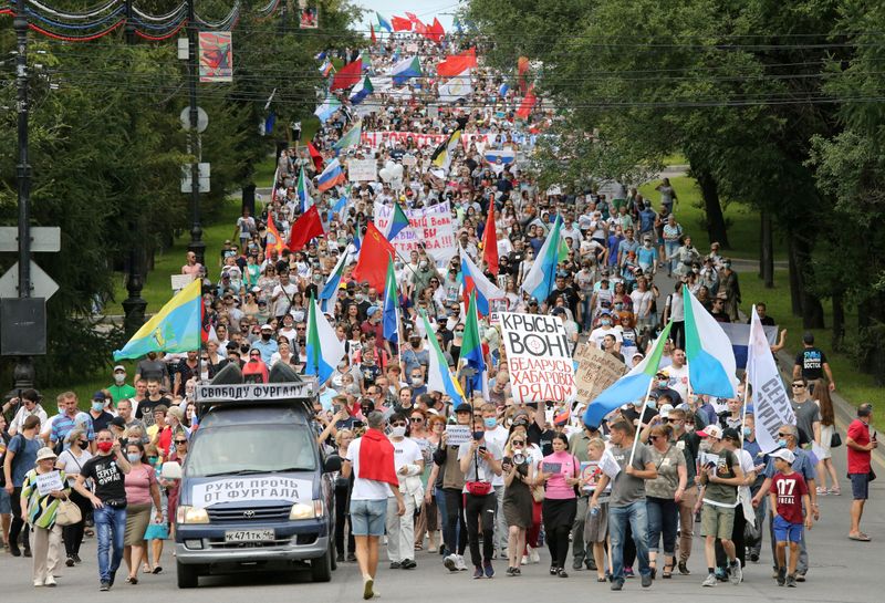 &copy; Reuters. FILE PHOTO: People take part in rally to support former regional governor Sergei Furgal in Khabarovsk