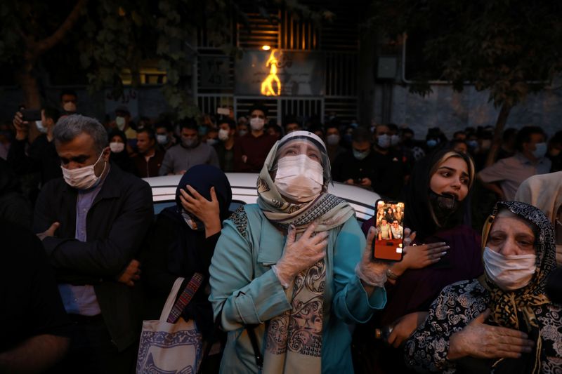 © Reuters. Fans of Mohammad Reza Shajarian mourn his death in front of Jam Hospital, in Tehran