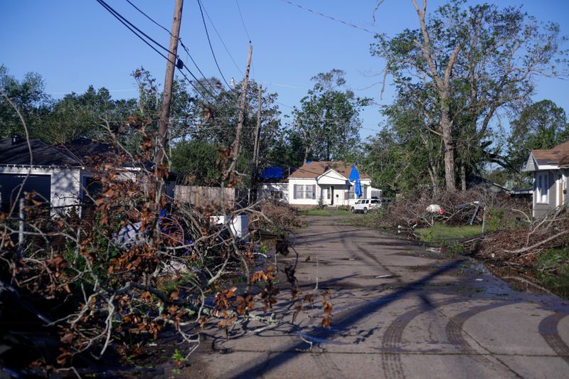 © Reuters. Debris and tarps are tossed around after Hurricane Delta in Lake Charles