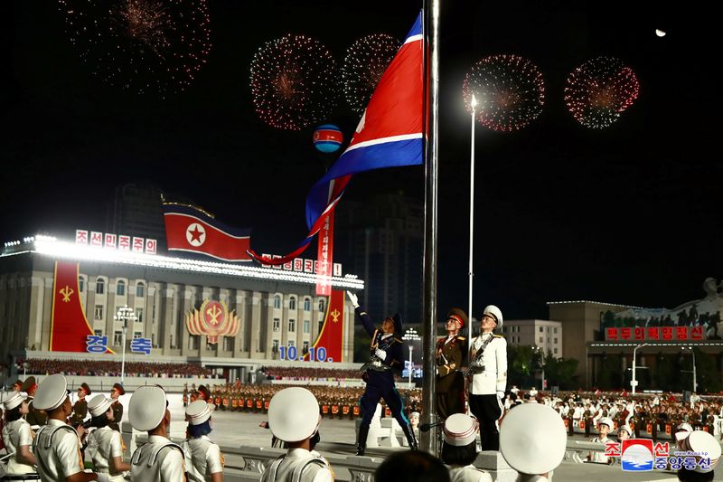 &copy; Reuters. 北朝鮮が未明に軍事パレード、巨大なＩＣＢＭを公開