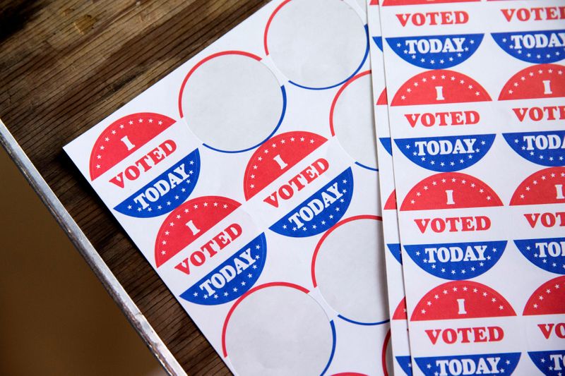 &copy; Reuters. FILE PHOTO: FILE PHOTO: Voters cast their ballot in the Democratic primary in Philadelphia