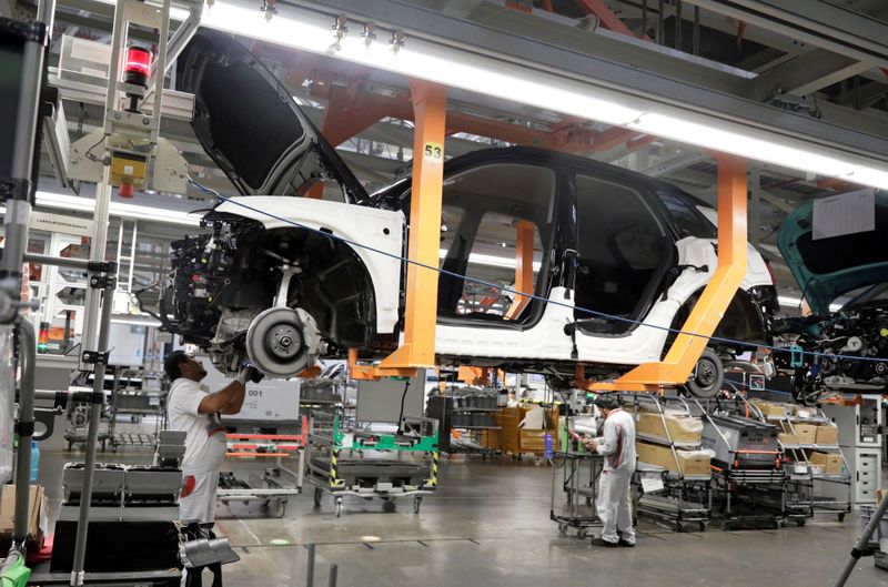 &copy; Reuters. FILE PHOTO: Employees work at an Audi Q5 2.0 production line of the German car manufacturer&apos;s plant during a media tour in San Jose Chiapa