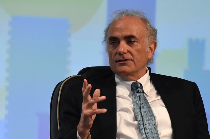 © Reuters. FILE PHOTO: Calin Rovinescu, CEO of Air Canada speaks during a panel discussion on Cyber Security at the 2016 International Air Transport Association (IATA) Annual General Meeting (AGM) and World Air Transport Summit in Dublin
