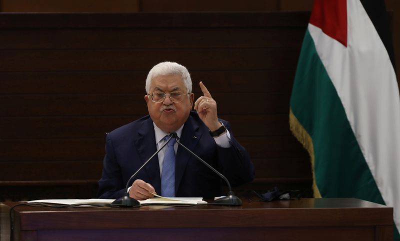 © Reuters. الرئيس الفلسطيني يجتمع مع رئيس المؤتمر اليهودي العالمي