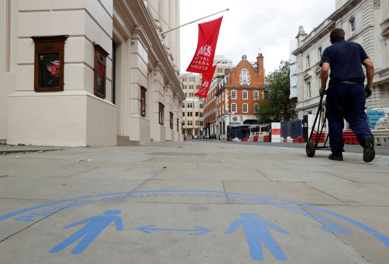 &copy; Reuters. FOTO DE ARCHIVO: Señales de distanciamiento social en la calle fuera de la Royal Opera House, en Londres