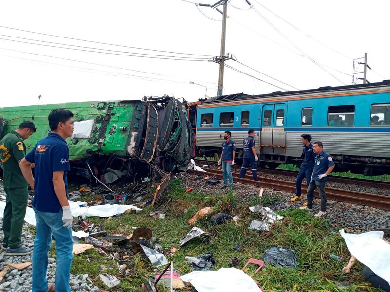 &copy; Reuters. مقتل 20 على الأقل في تصادم بين حافلة وقطار في وسط تايلاند
