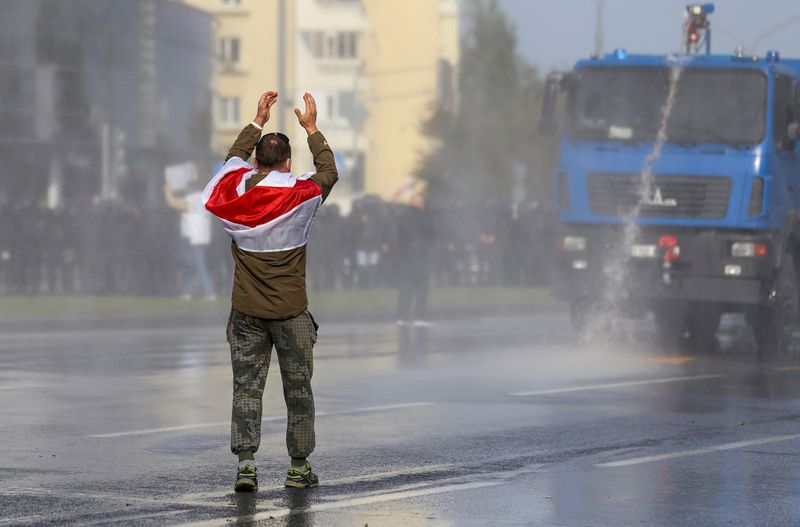 &copy; Reuters. وكالة: اعتقال نحو 50 متظاهرا بعد اشتباكات مع شرطة روسيا البيضاء في مينسك