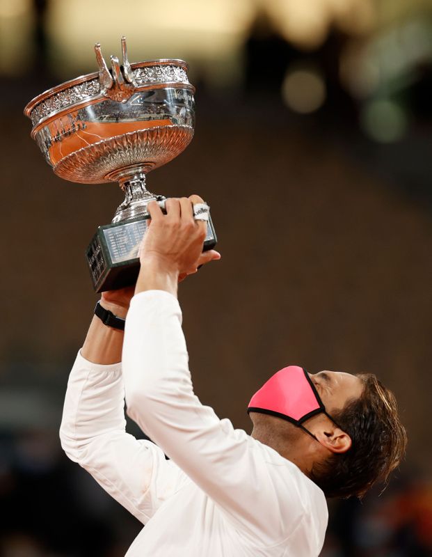 © Reuters. نادال يحرز لقبه 13 في فرنسا المفتوحة ليحقق لقبه 20 بالبطولات الكبرى معادلا الرقم القياسي
