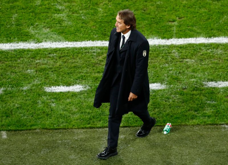 © Reuters. مانشيني غاضب من حالة أرضية الملعب بعد تعادل إيطاليا مع بولندا