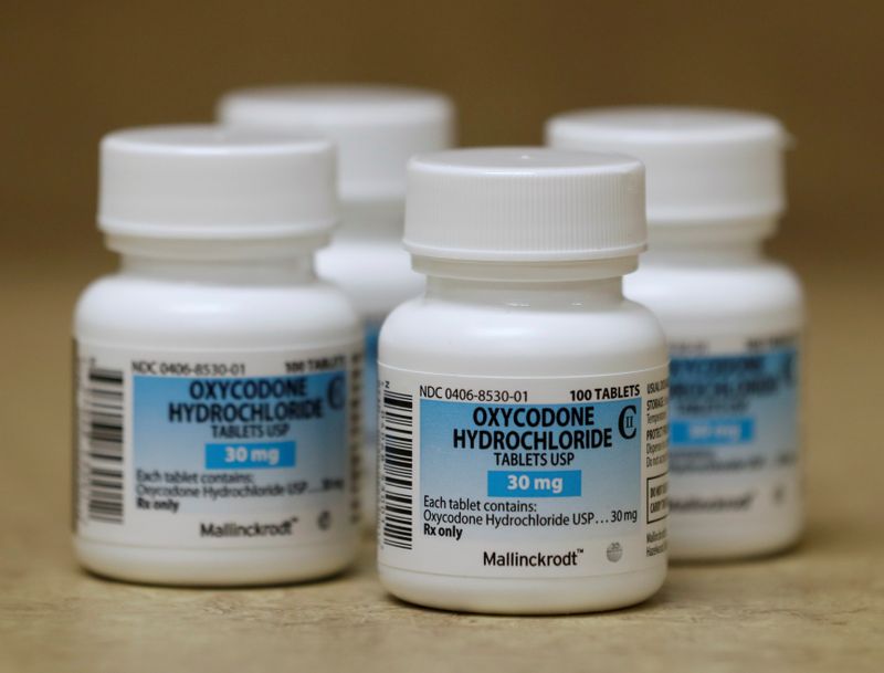 &copy; Reuters. FILE PHOTO: Bottles of prescription painkillers Oxycodone Hydrochloride, 30mg pills, made by Mallinckrodt