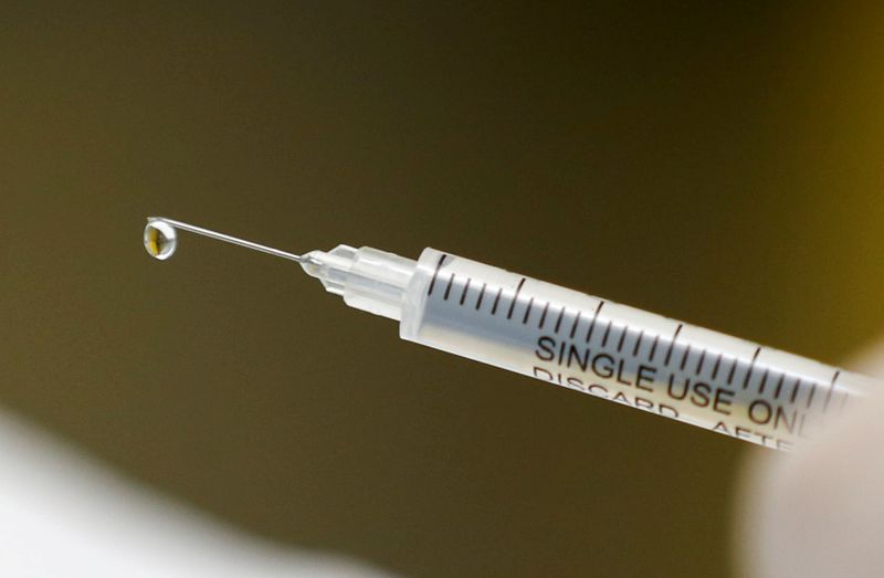 &copy; Reuters. FILE PHOTO: A syringe with a vaccine is seen ahead of trials by volunteers testing for the coronavirus disease (COVID-19), and taking part in the country&apos;s human clinical trial for potential vaccines at the Wits RHI Shandukani Research Centre in Joha