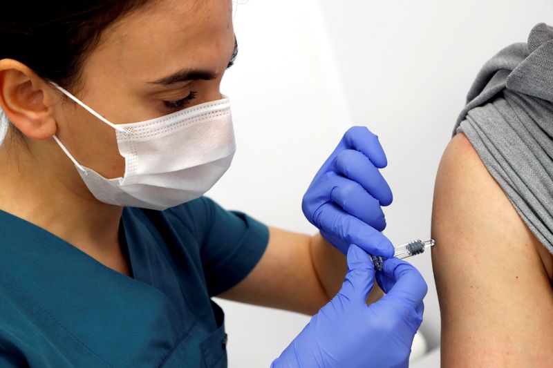 &copy; Reuters. FILE PHOTO: A volunteer is injected with an experimental Chinese coronavirus disease (COVID-19) vaccine in Kocaeli