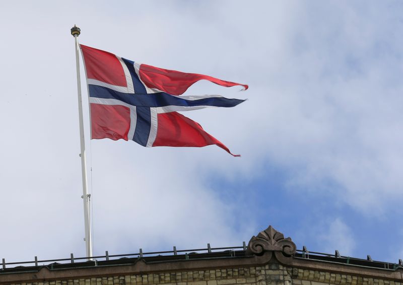 &copy; Reuters. Norwegian flag flutters over building in Oslo