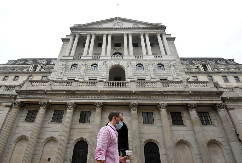 &copy; Reuters. FOTO DE ARCHIVO: Un hombre pasa por el Banco de Inglaterra en la ciudad de Londres, Reino Unido, el 6 de agosto de 2020