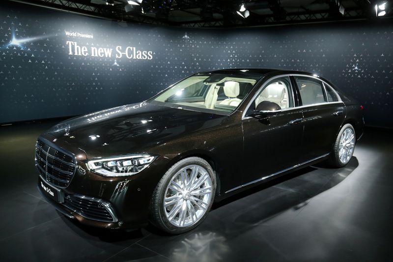 © Reuters. FILE PHOTO: Daimler's Mercedes-Benz presents new S-Class