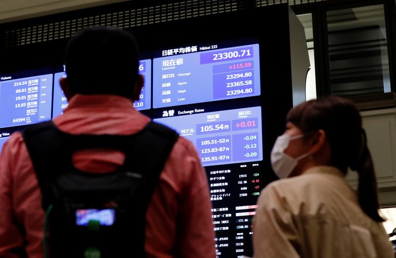© Reuters. Due visitatori della Borsa di Tokyo, 2 ottobre 2020