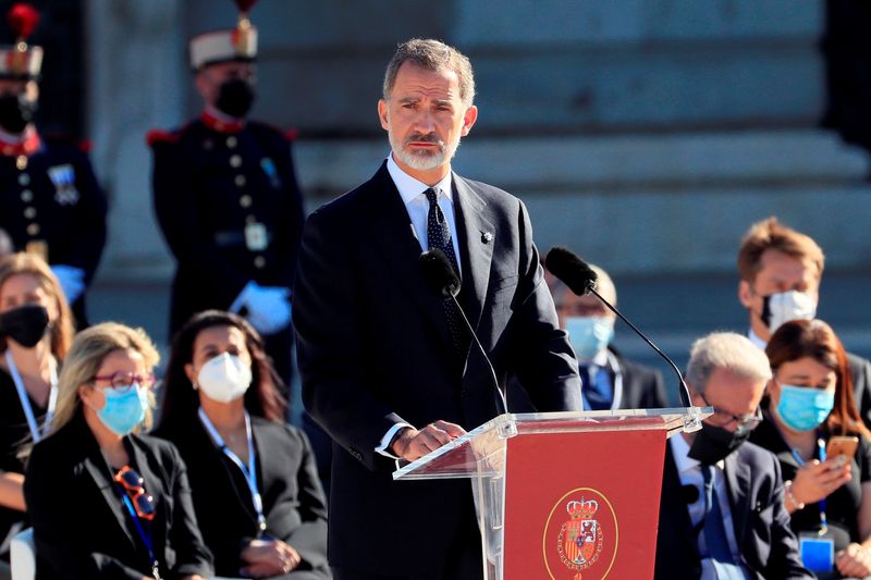 © Reuters. FOTO DE ARCHIVO: El Rey Felipe VI de España habla durante un homenaje de estado en memoria de las víctimas de la enfermedad coronavirus en el Palacio Real de Madrid, España, el 16 de julio de 2020