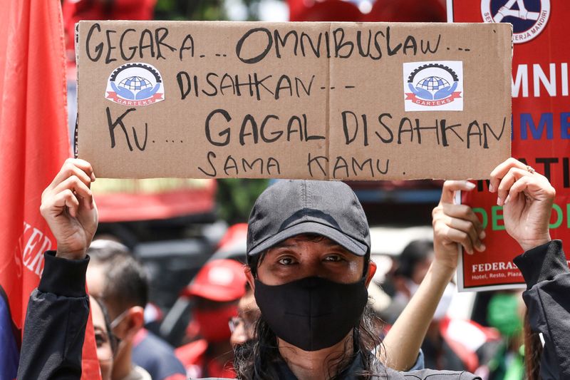&copy; Reuters. احتجاجات في إندونيسيا على قانون جديد للعمل تدخل أسبوعها الثاني