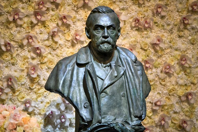 &copy; Reuters. Busto di Alfred Nobel prima della cerimonia di premiazione del premio Nobel nella sala concerti a Stoccolma