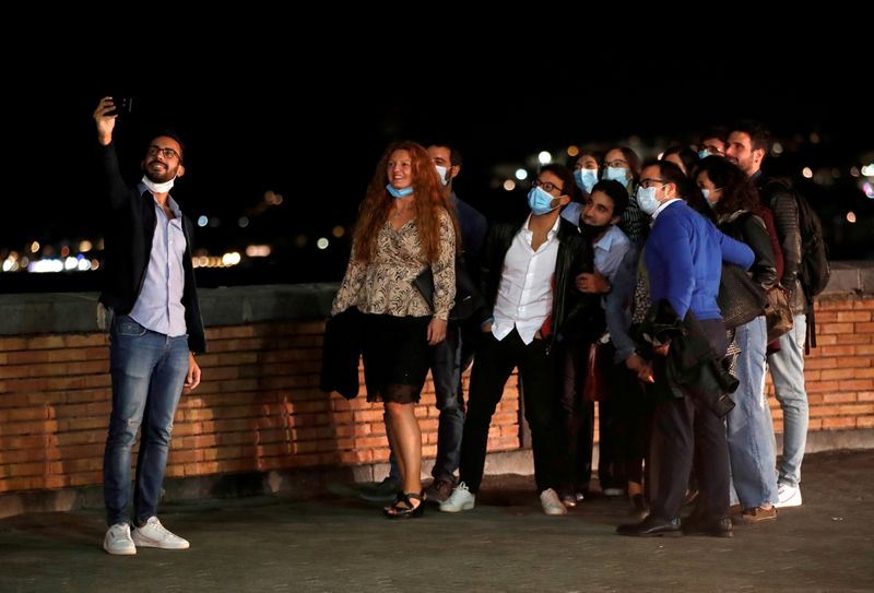 &copy; Reuters. FOTO DE ARCHIVO: Un grupo de personas haciéndose una foto en Nápoles, Italia, el 6 de octubre de 2020