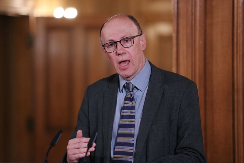 &copy; Reuters. FOTO DE ARCHIVO: El director médico nacional para Inglaterra, en el Servicio Nacional de Salud, Stephen Powis, en una rueda de prensa en Londres, Reino Unido, el 21 de marzo de 2020