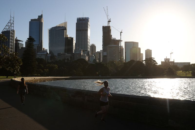 &copy; Reuters. Una mujer corre cerca del centro de la ciudad de Sídney, Australia