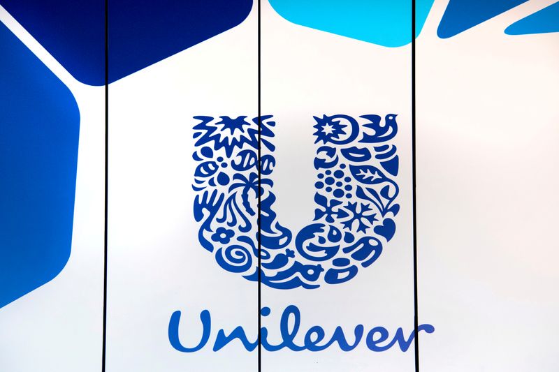 © Reuters. FILE PHOTO: The logo of Unilever is seen at the headquarters in Rotterdam