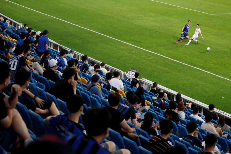 &copy; Reuters. السماح للجماهير بحضور مباريات الدوري الكوري بنسبة 25 في المئة من سعة الملاعب