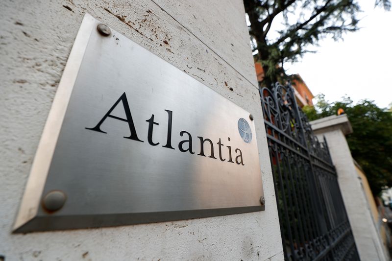 &copy; Reuters. Logo Atlantia davanti alla sede del gruppo a Roma