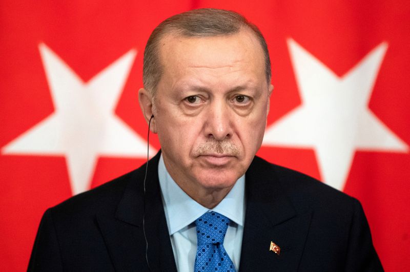 © Reuters. FILE PHOTO: Turkish President Tayyip Erdogan attends a news conference during a visit to Moscow