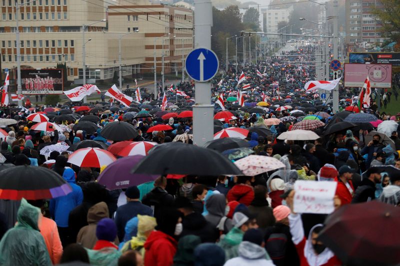 &copy; Reuters. Belarusian opposition supporters hold a rally in Minsk